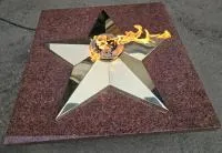 Плита из красного гранита (518205) монтаж комплект горелка ГВД 379 10 89 00 ПС вечный огонь звезда латунь ø 1100 мм. пустотелая  в Волгограде