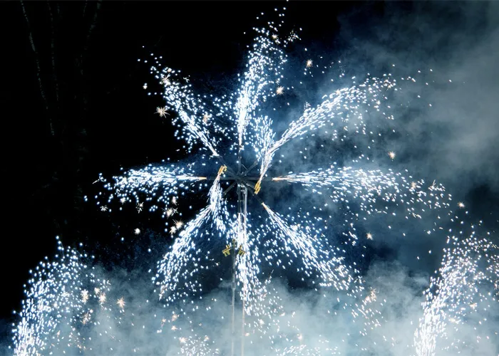 Фейерверк вертушка (огненное колесо) — Волгоград <p>
Профессиональные огненные вертушки из сценических фонтанов монтируются на любой выделенной вам площадке для наземного фейерверк шоу. С помощью фонтанов, такие изделия создают множество искр в динамике кругового вращения пиротехнического элемента – конструкции
</p> организация и проведение фейерверк шоу от магазина пиротехники  | volgograd.piroclub.ru