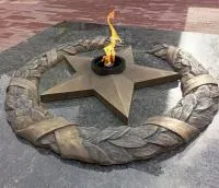 Бронзовый венок со звездой вечного огня в Волгограде (518550)